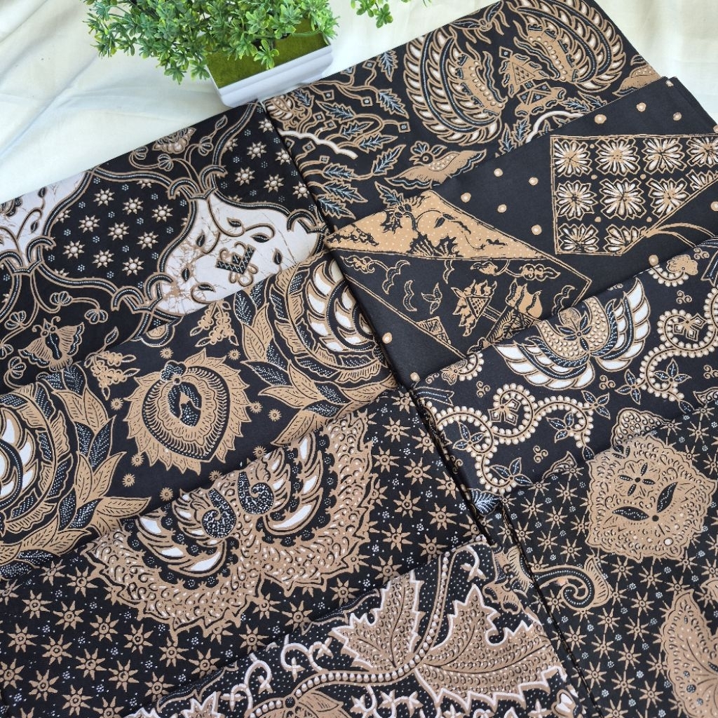 KAIN BATIK LAWASAN SOLO MOTIF KLASIK LATAR HITAM