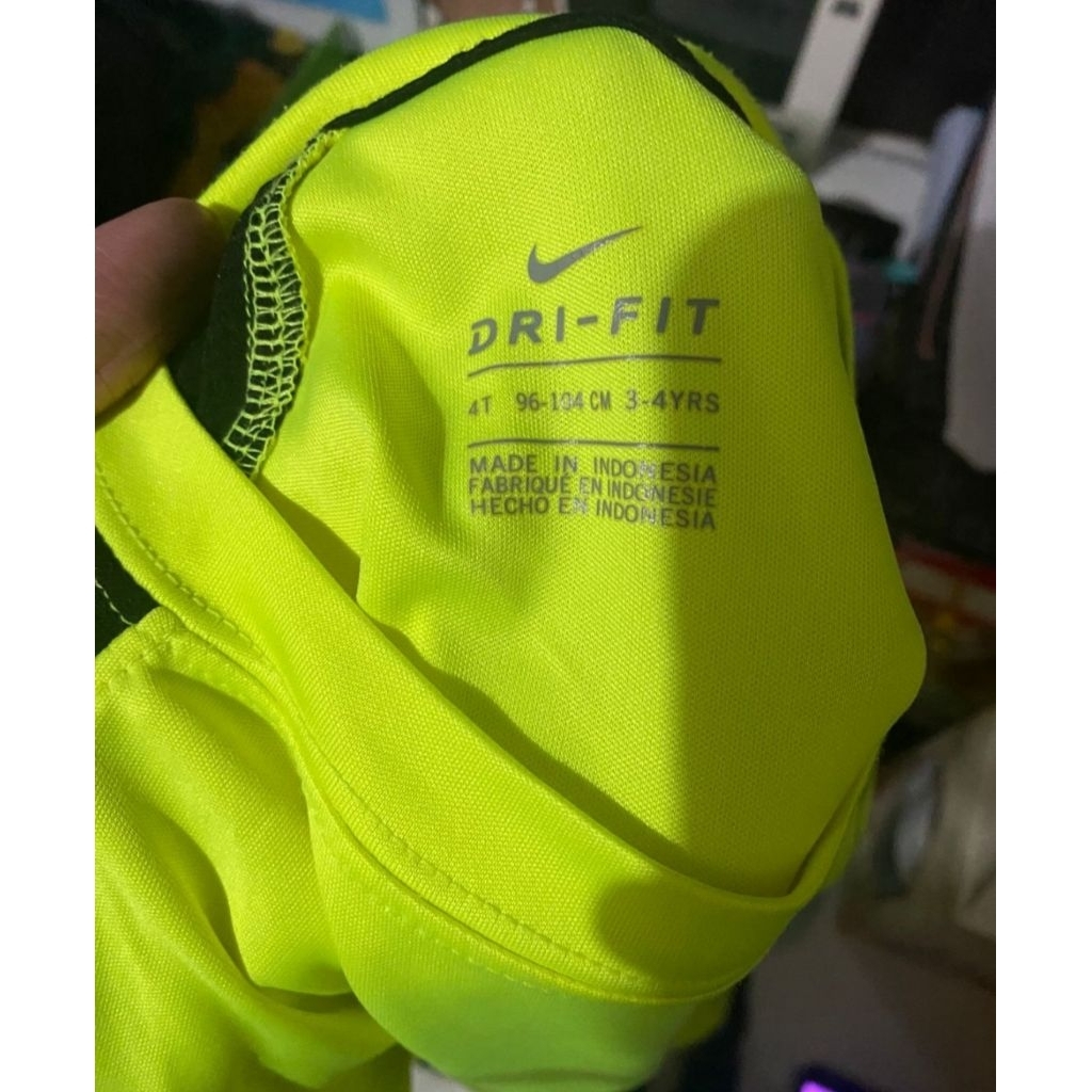 Baju olahraga anak Nike