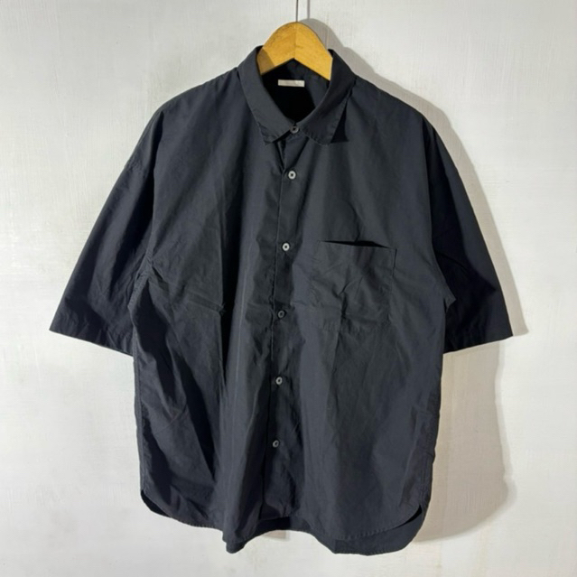 KEMEJA PENDEK UNIQ LO GU HITAM