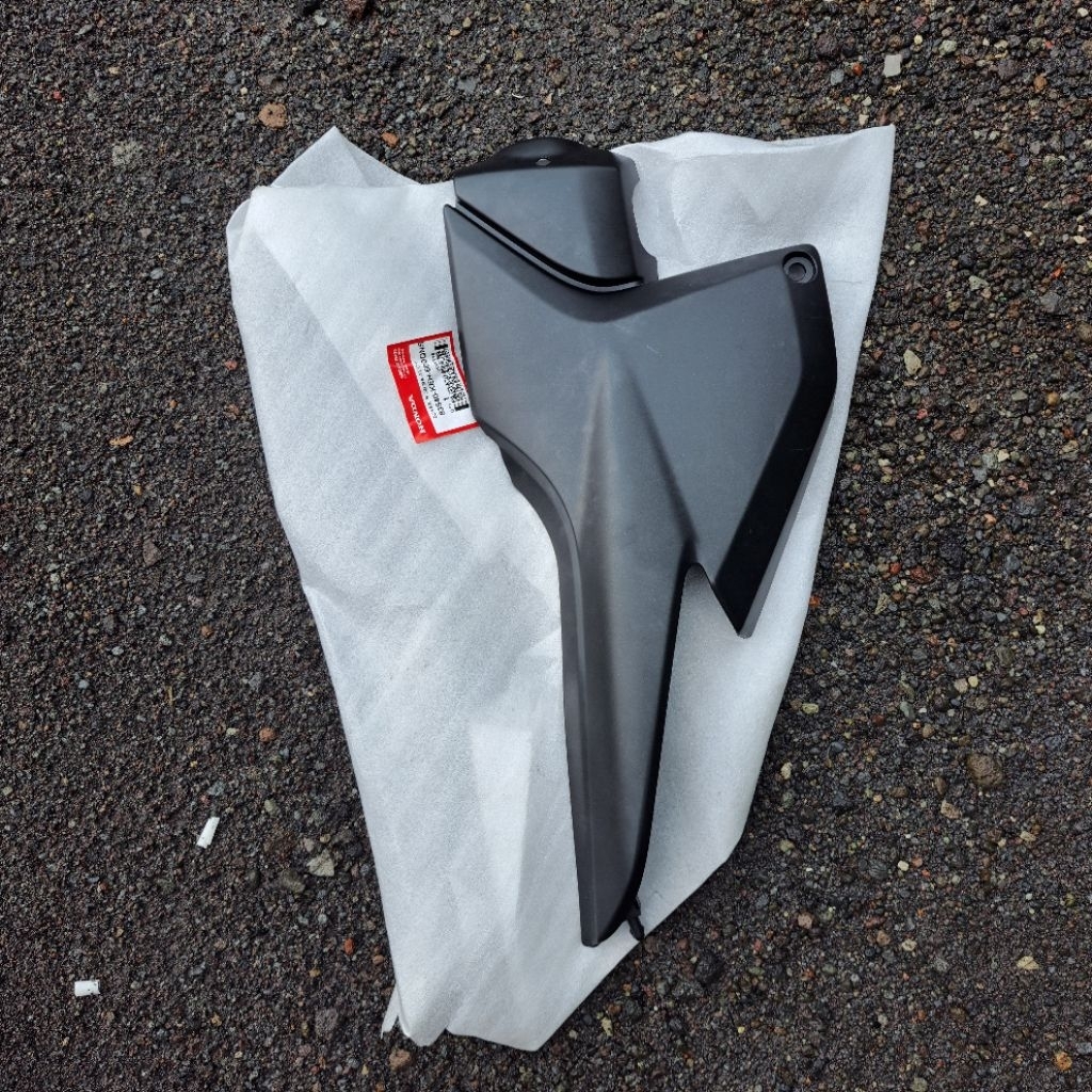 Cover tutup aki kanan honda megapro primus 2008,2009,2010 COVER R SD BLK NO STRP 83540-KEH-600QNS Or