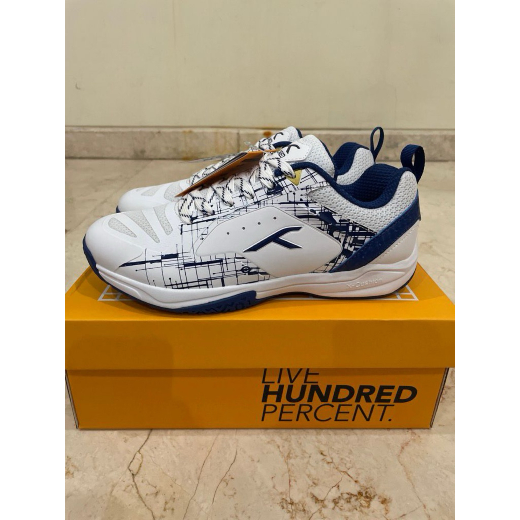 Hundred Sepatu Badminton