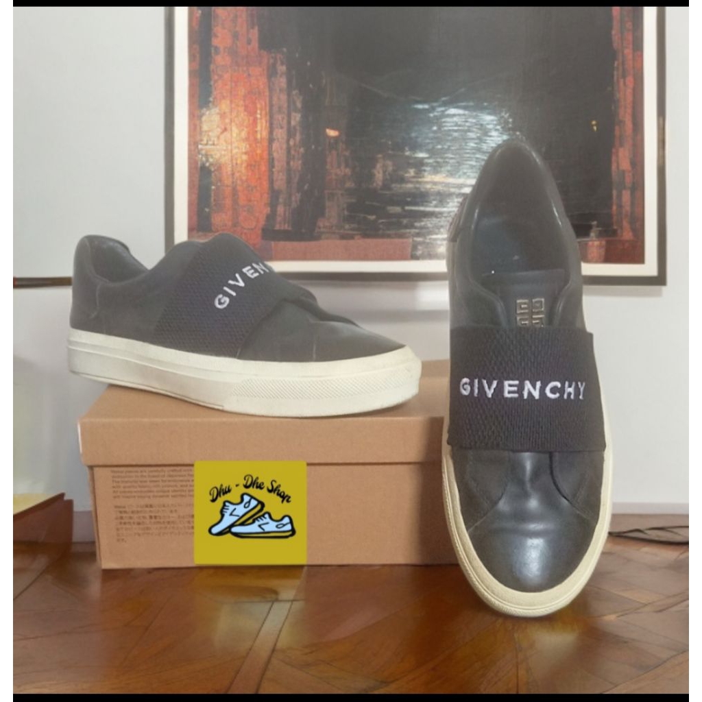 Sepatu  Slip on / sneaker Givenchy size 41 full kulit original mewah