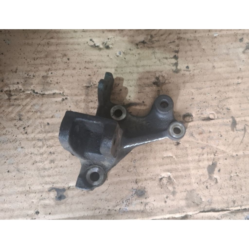 braket dudukan alternator dinamo pengisian toyota soluna