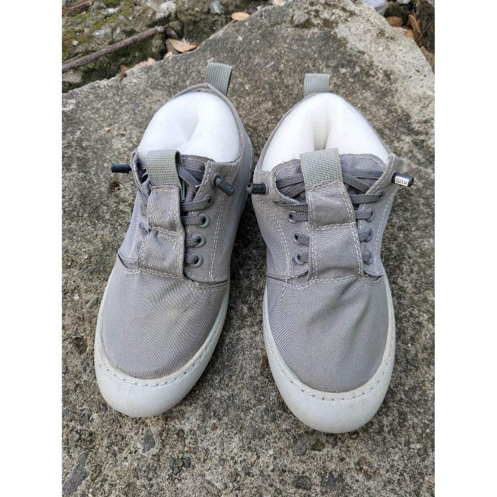 Sepatu Sneakers Slip on Pria Wanita Unisex PRELOVED size 40