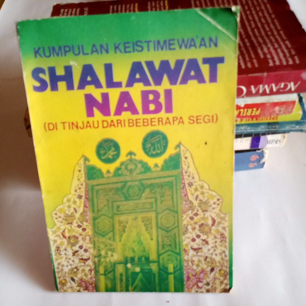 BUKU KUMPULAN KEISTIMEWAAN SHALAWAT NABI DI TINJAU DARI BEBERAPA ASPEK
