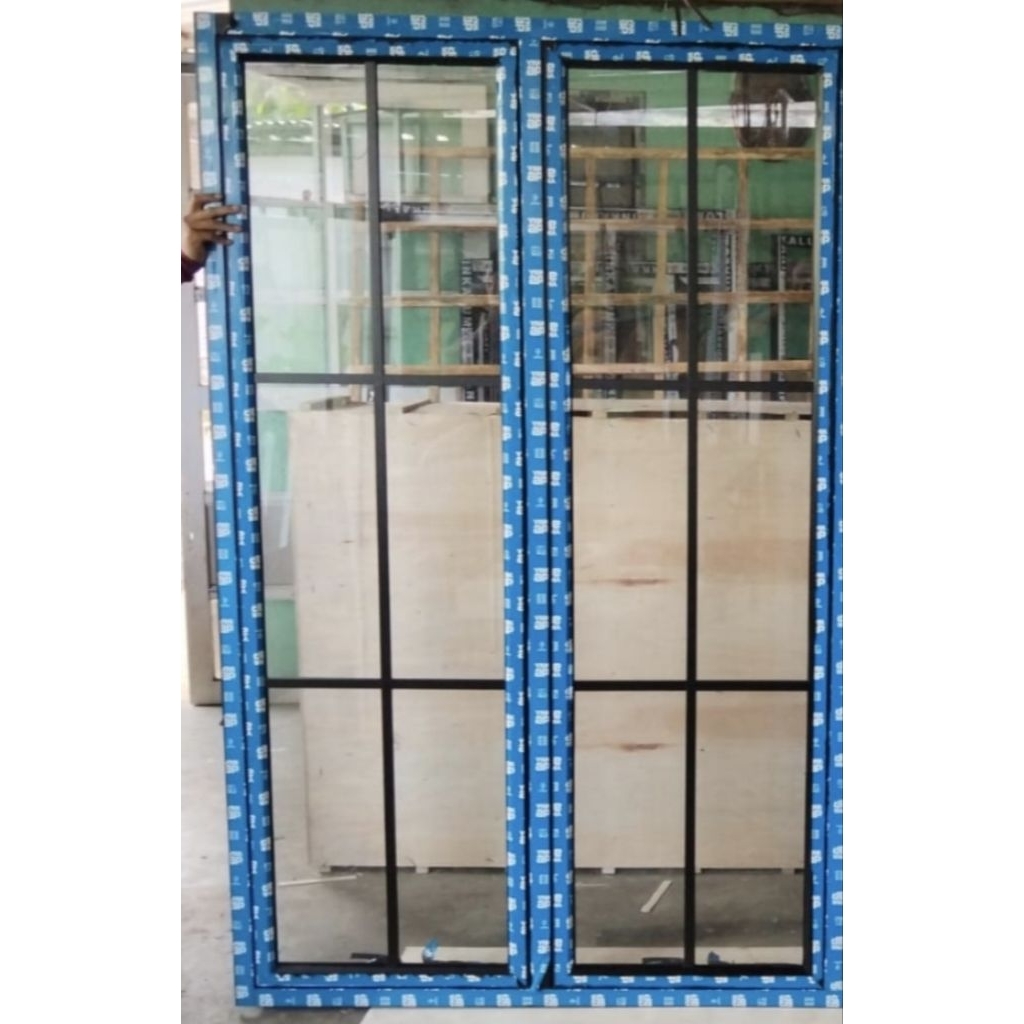 jendela alumunium kusen ykk 4"tinggi 160cm lebar 100 cm ornamen luar dlm kaca tebal 5mm free packing