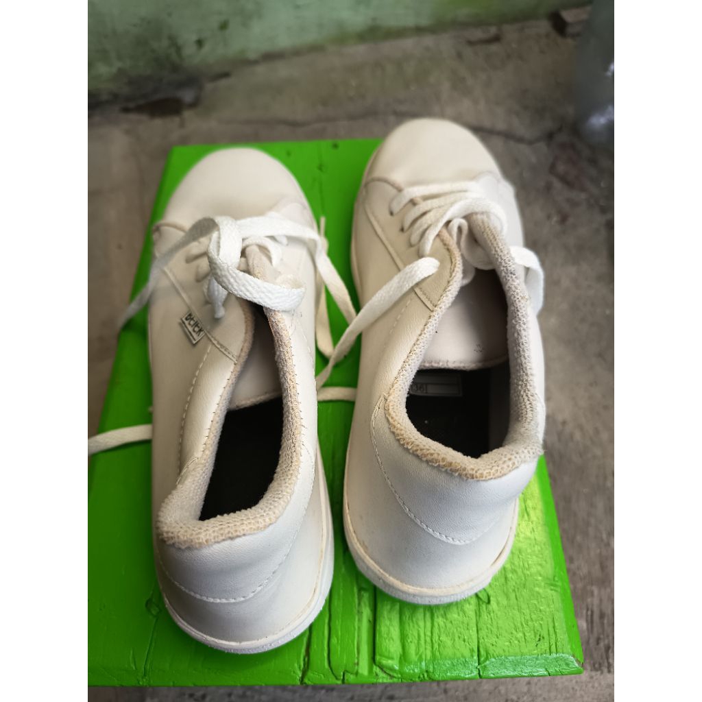 sneakers putih preloved