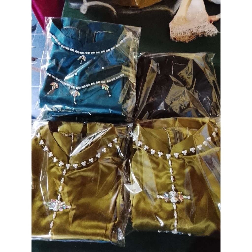 Baju Kurung Melayu dengan Hiasan Mutiara dan Batu Permata Wanita