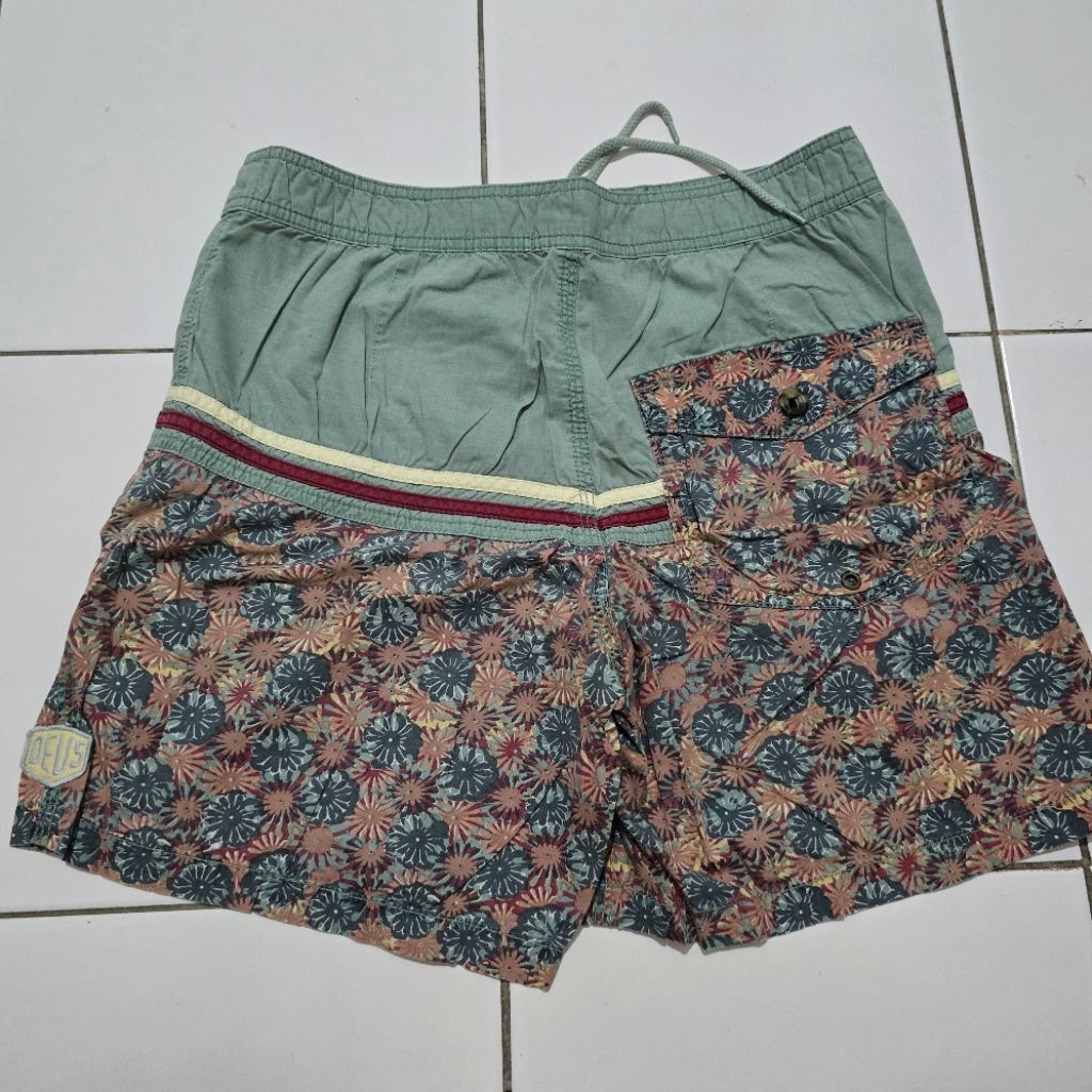 PRELOVED BOARDSHORT DEUS EX MACHINA. CELANA PANTAI ORIGINAL DEUS BALI