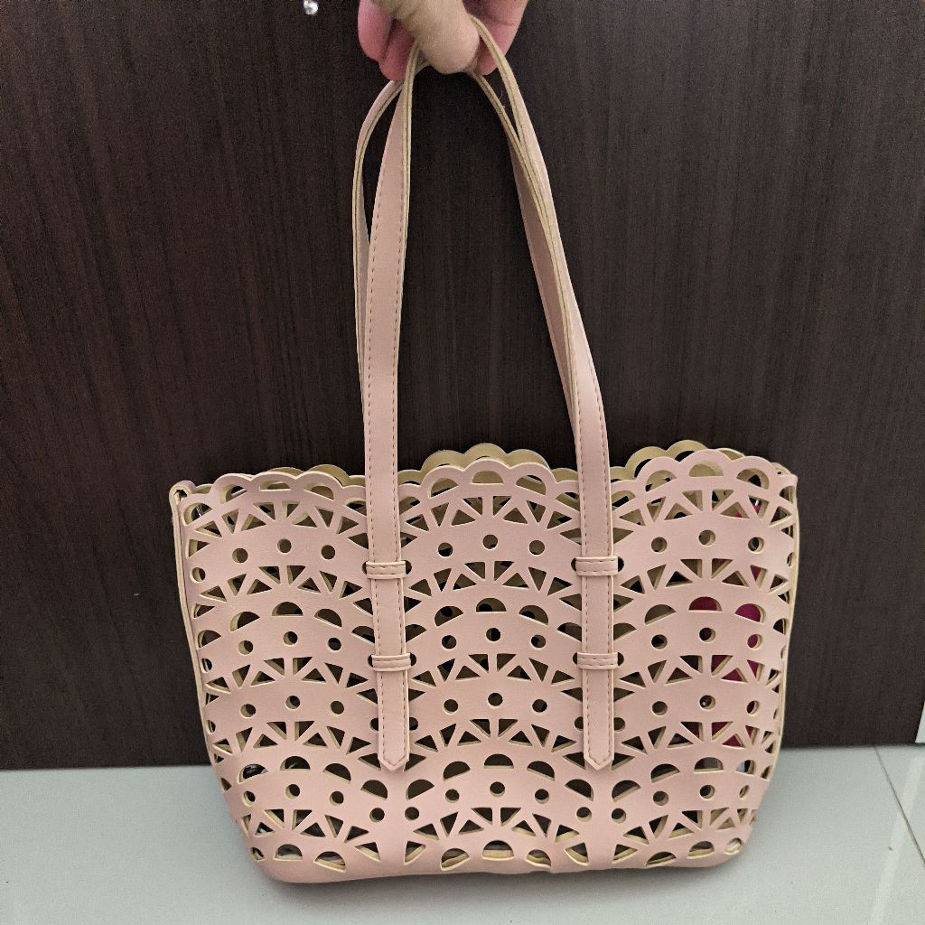 tas cantik bolong2 bekas tapi jarang pakai bagus