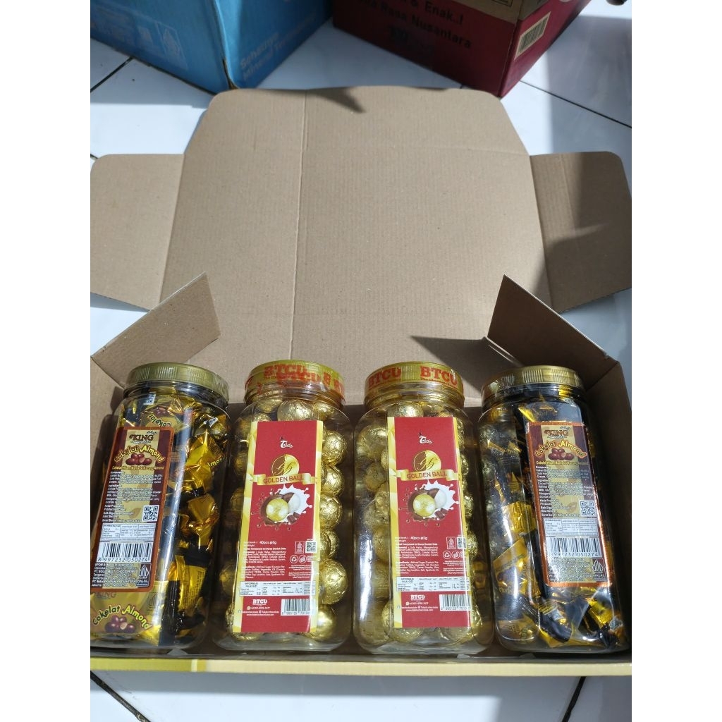 D'KING ALMOND UTUH COKLAT MIX TOBELO GOLDEN BALLS Coklat bola isi rice crispy 1 DUS ISI 4 TOPLES