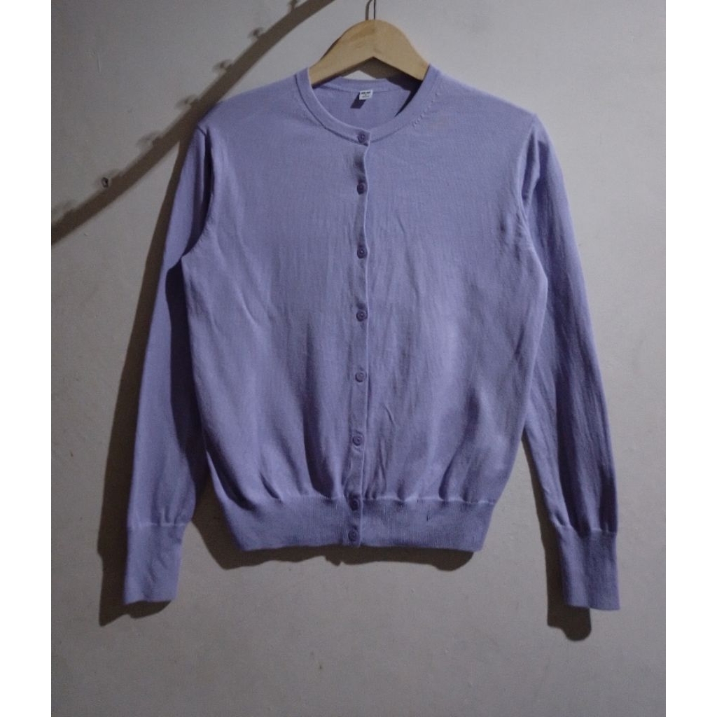 UNIQLO Cardigan Oneck Warna Ungu Lilac Size S