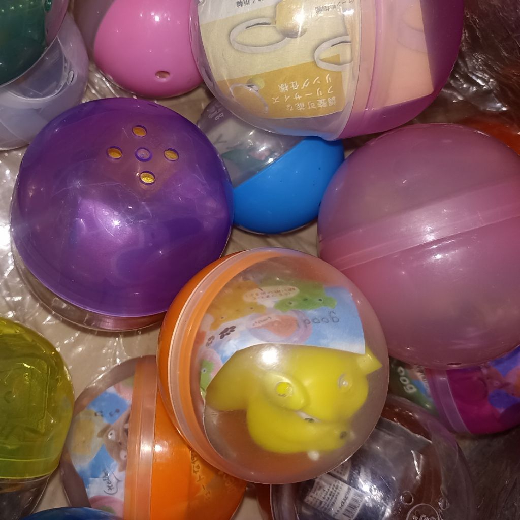 Mainan kapsul gachapon anjing guguk warna warni