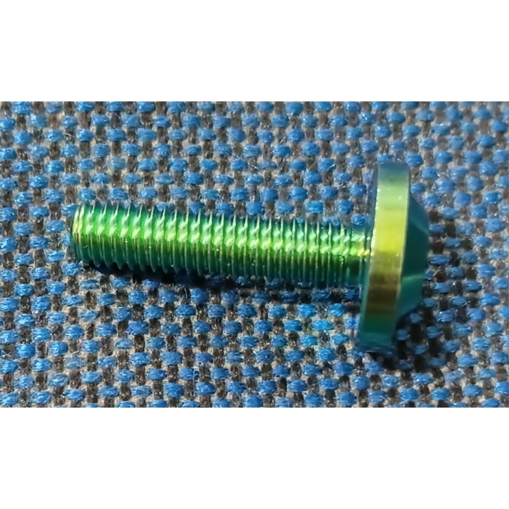 Baut 10 Titanium warna hijau.