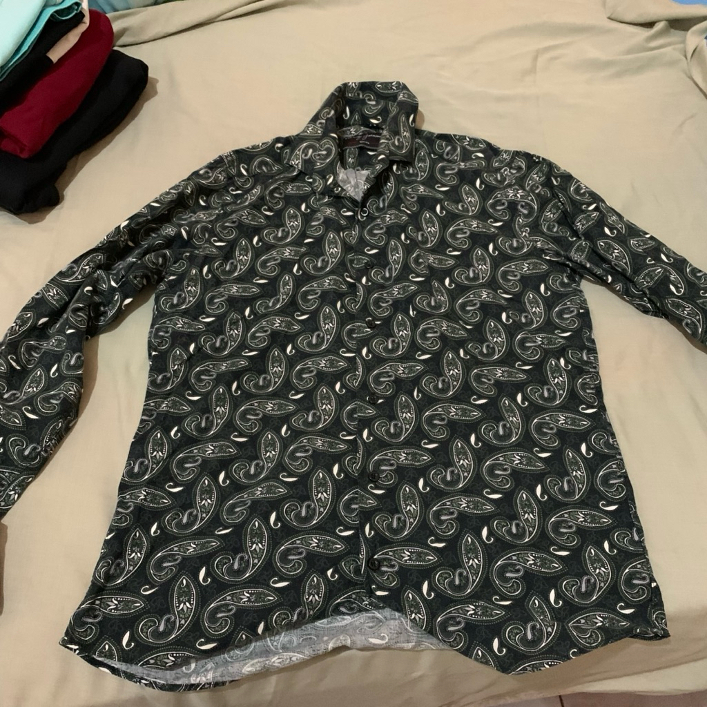 PRELOVED kemeja lengan panjang patterned / motif paisley emerald