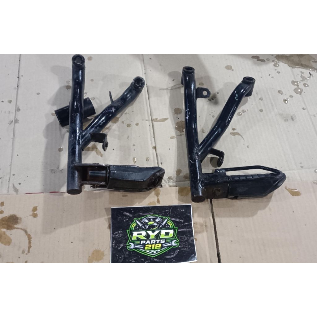 Bustep Footstep Postep belakang Vario Techno 110/ Vario 110 karbu Original