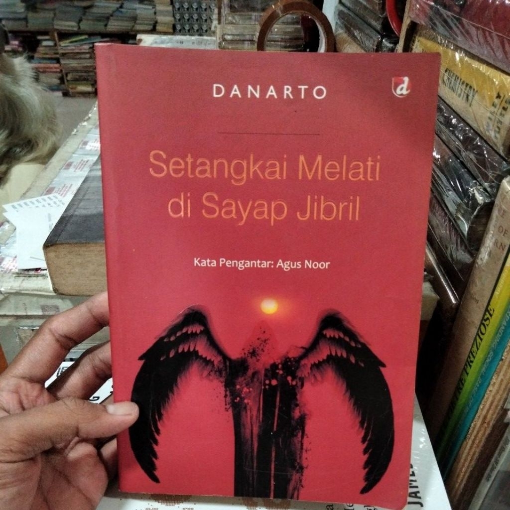 Danarto setangkai melati di sayap jibril