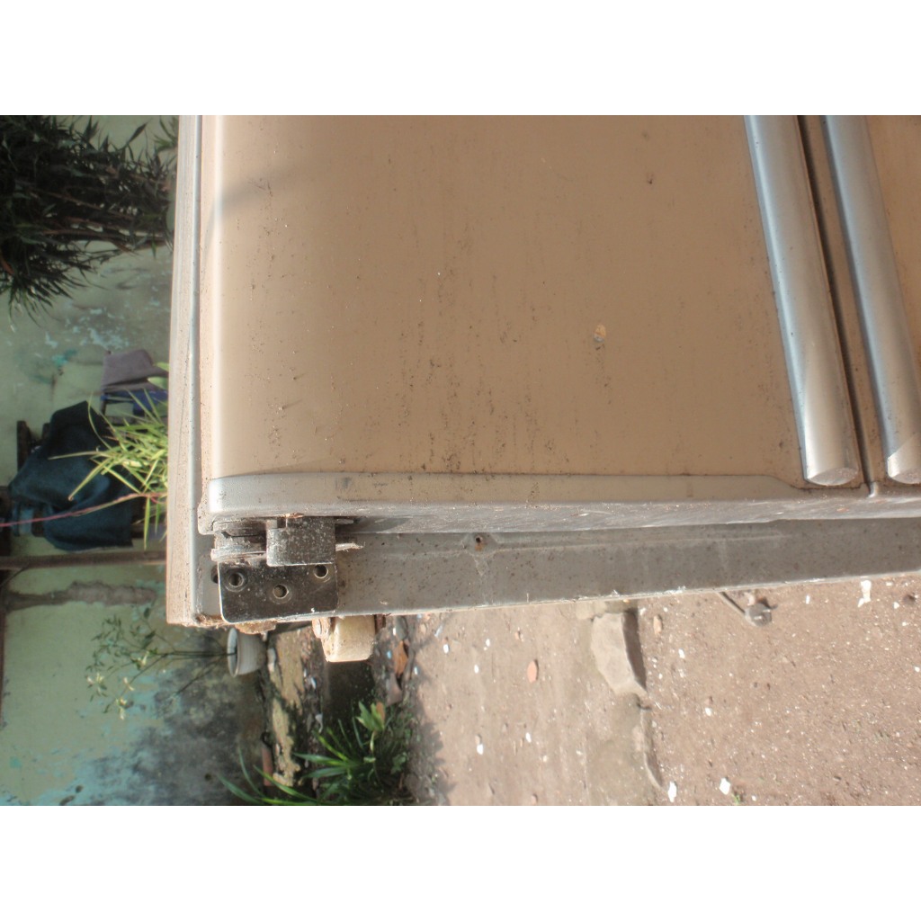 Engsel Bagian Bawah Pintu Kulkas Side by Side LG GR B207FTGA