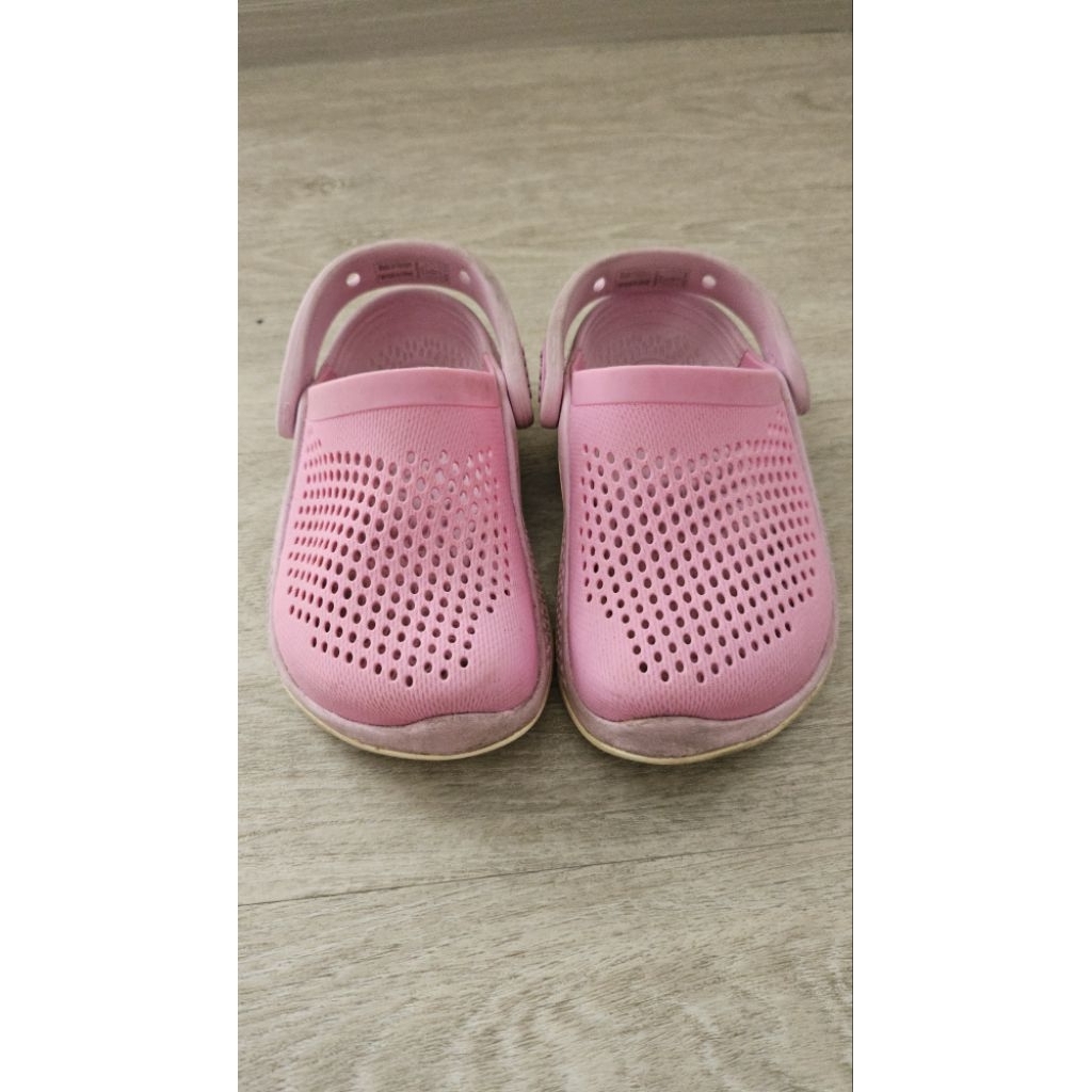 sendal crocs anak warna pink size C11 (uk 28-29) preloved