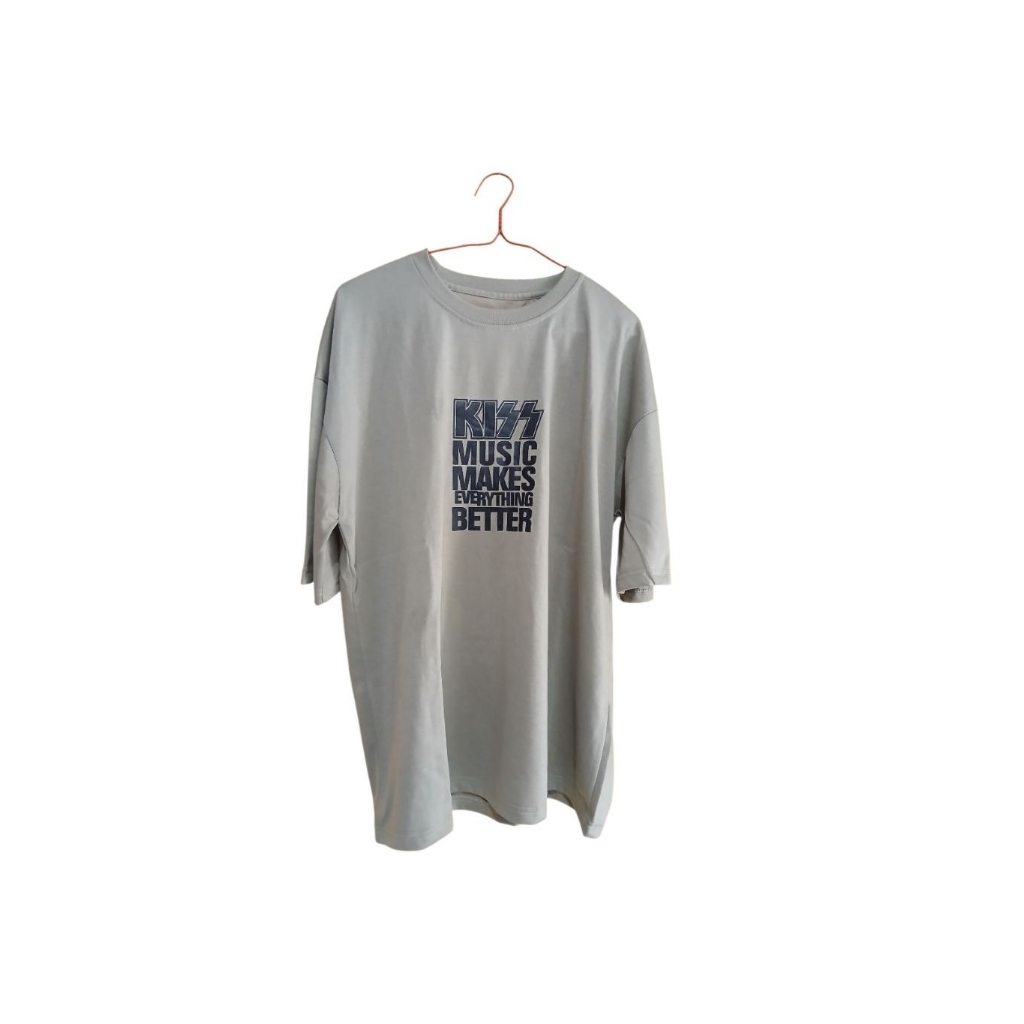 Kaos Pria/Wanita AX House XL Warna Sage Abu  “Kiss Music Makes Everything Better” New