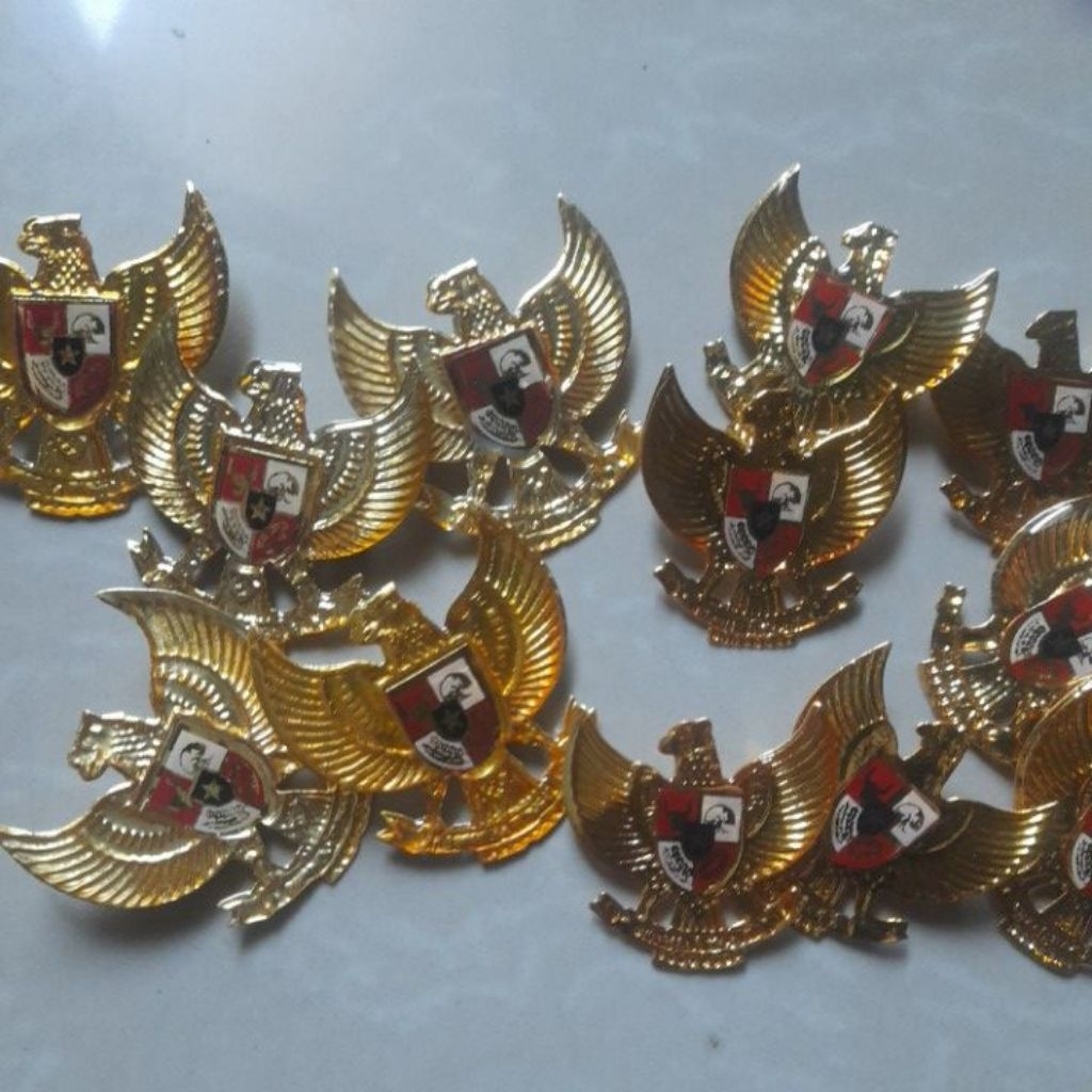 pin garuda logam lapis resin per 100