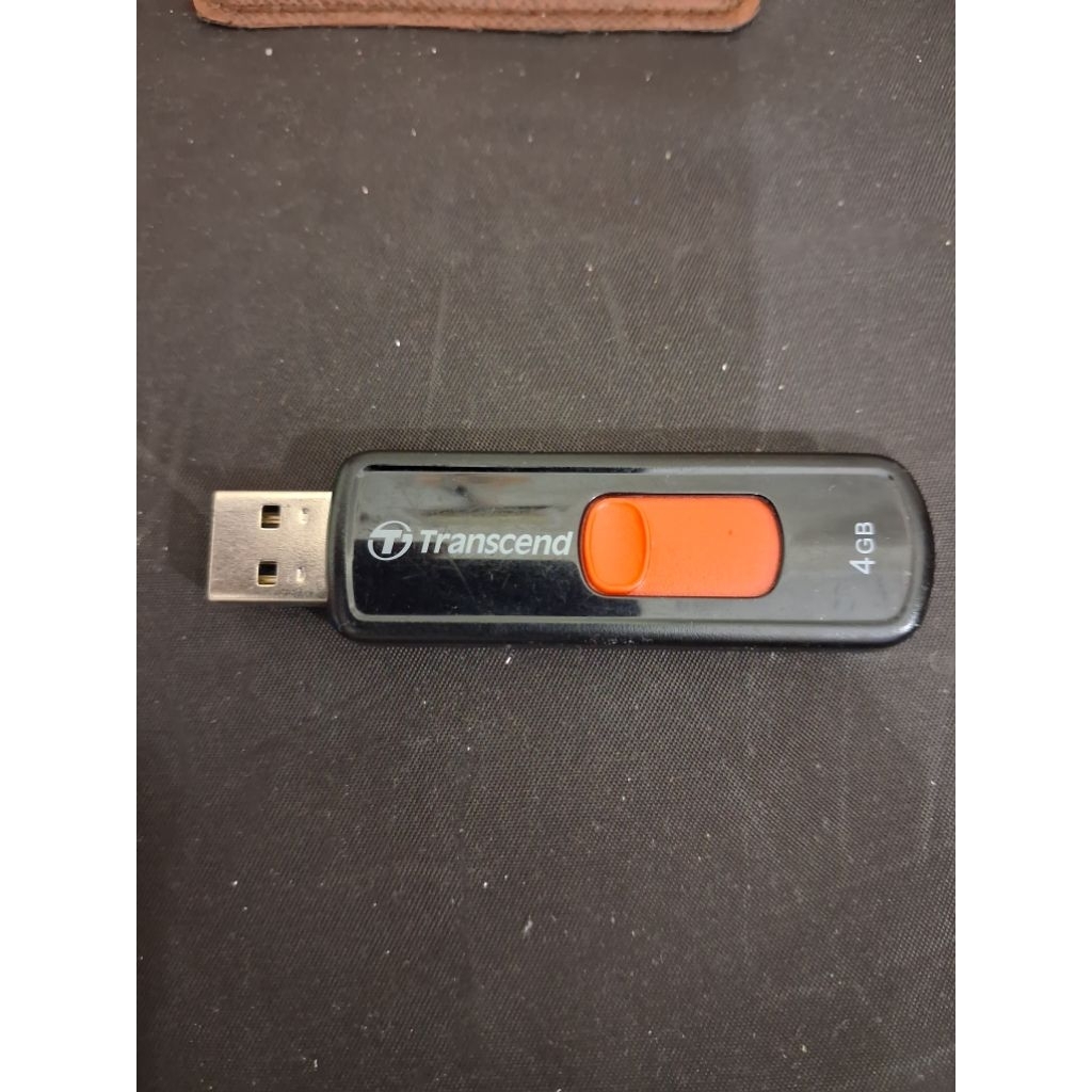 flashdisk transcend Jetflash 500 dengan 
Kapasita 4 gb warna hitam 
Limited edition 
Barang terawat 