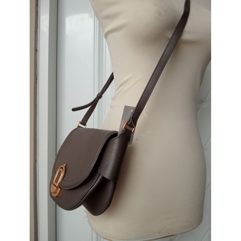 Dissona, Sling bag kulit asli warna Taupe. Uk19