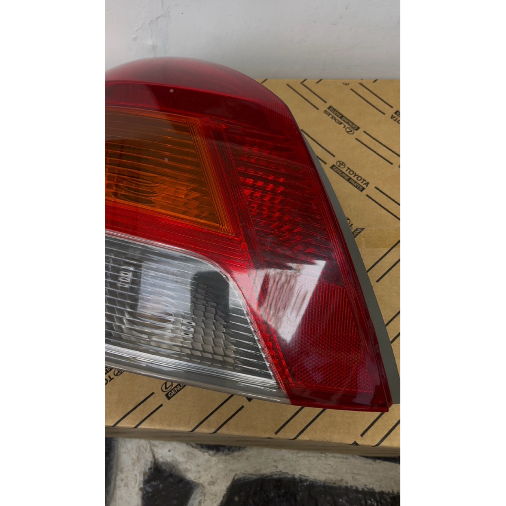 Lampu belakang kiri yaris bakpao 2010 original