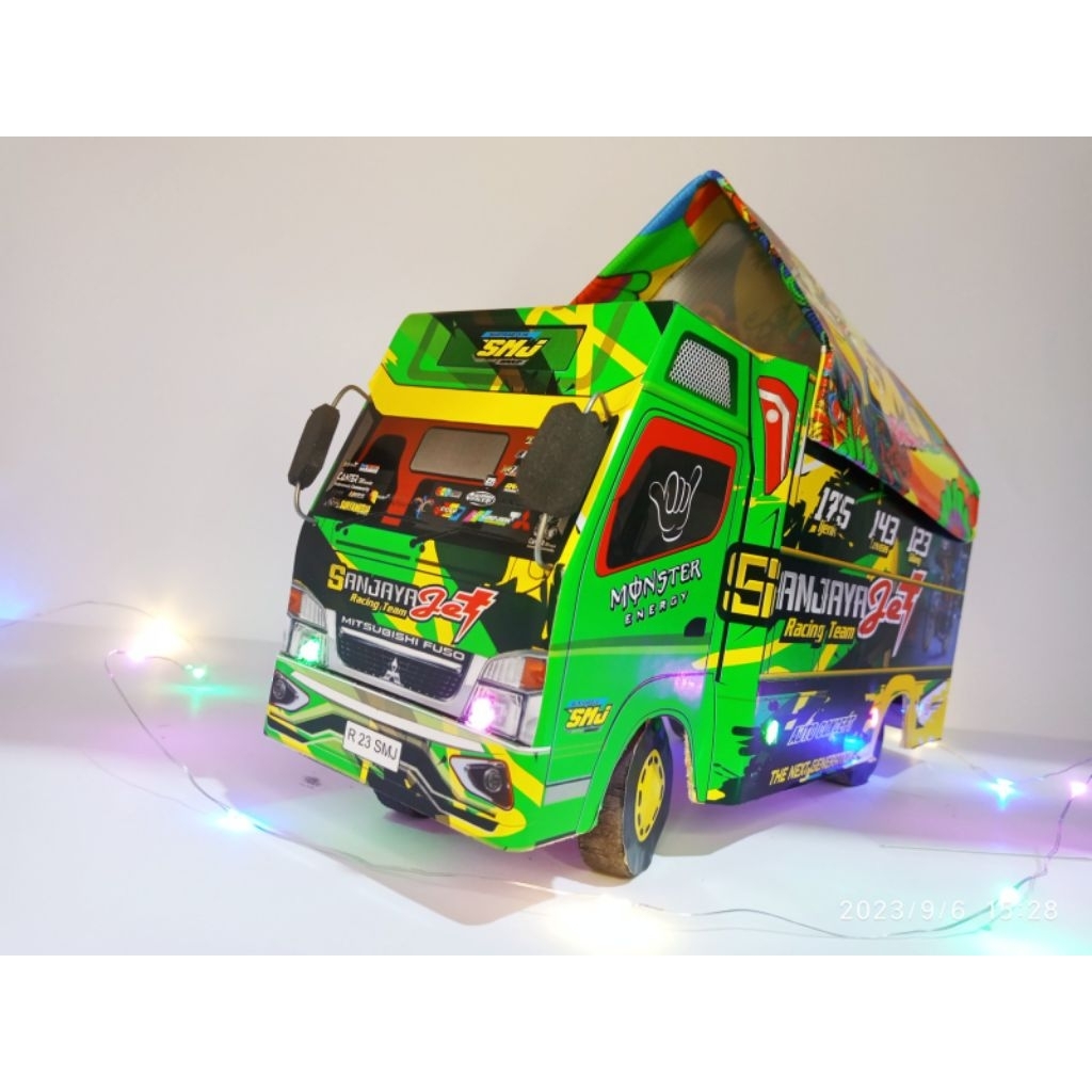 Miniatur truk boss muda Isuzu giga