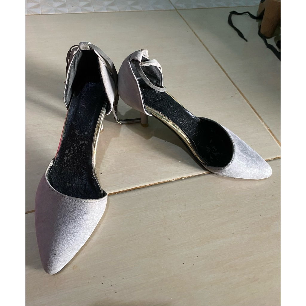 sandal mango dan sepatu alexander mcqueen