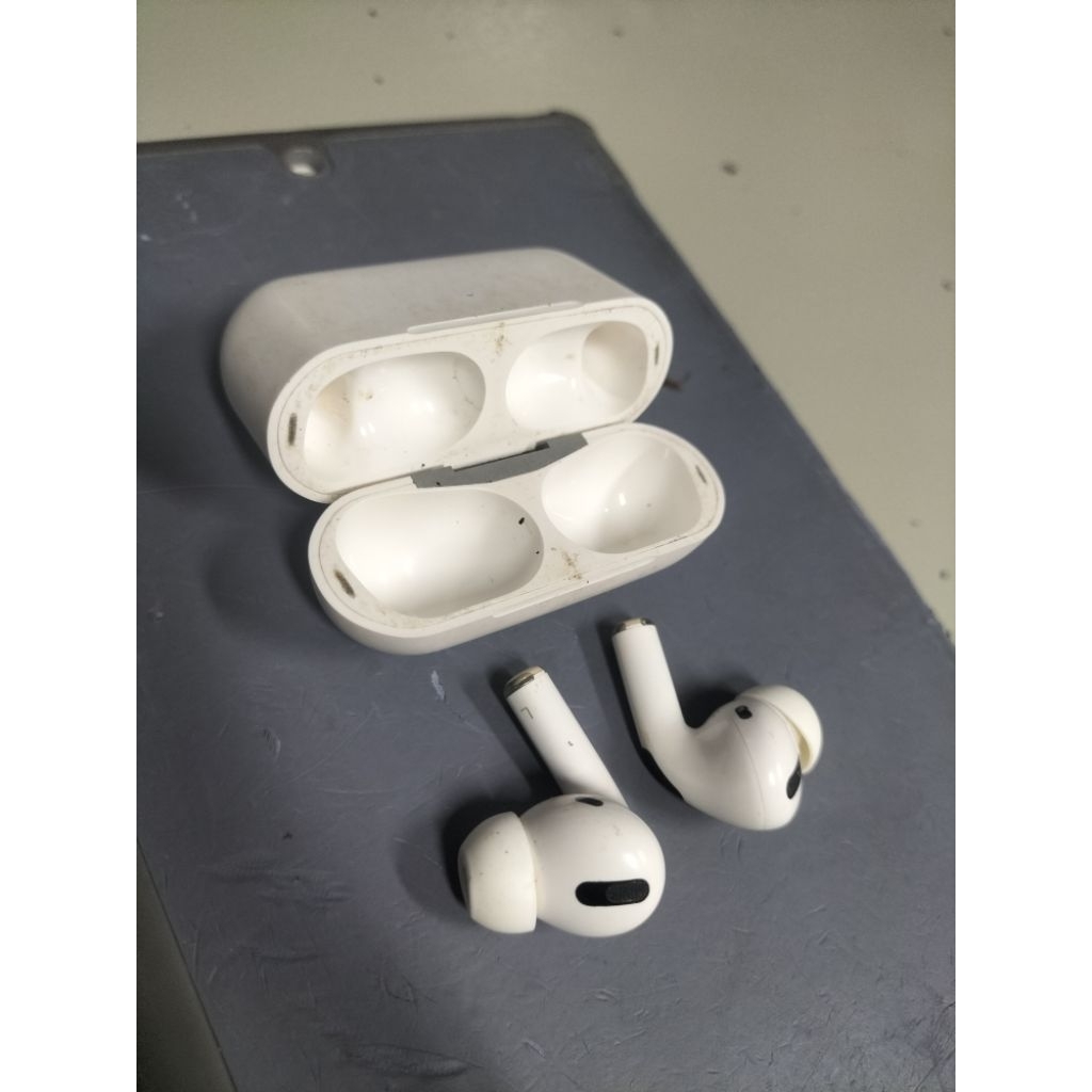 Apple original Airpods Pro gen 2th. airpods pro generasi ke 2.  kondisi normal. batrei baru ganti