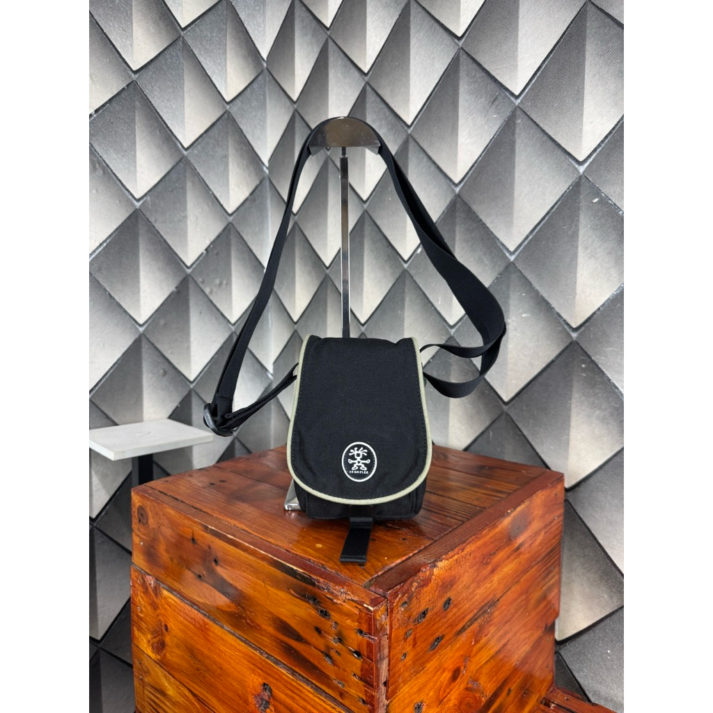 crumpler sling bag