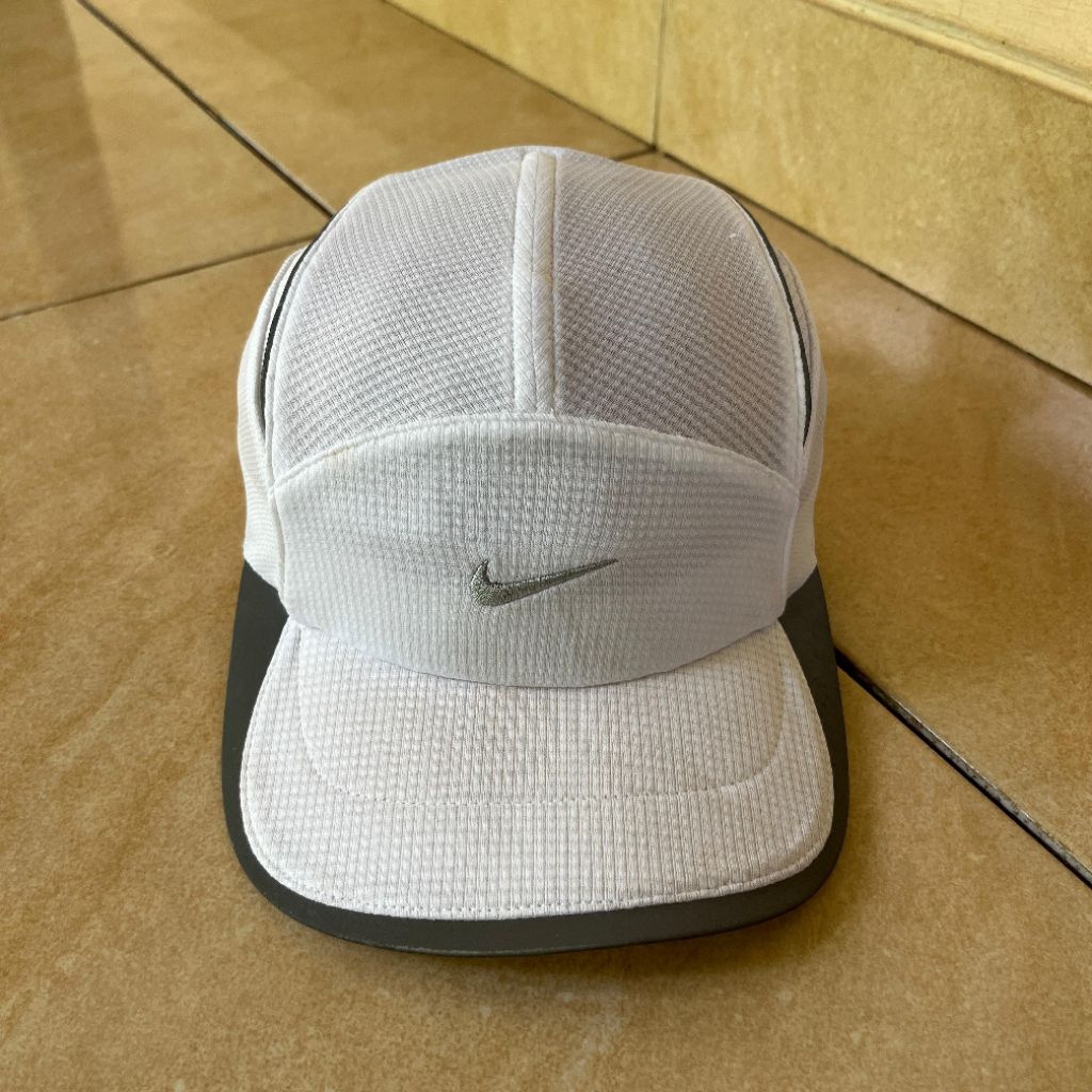 topi 5 panel Nike running warna putih