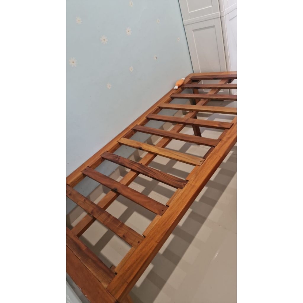 dipan kayu solid