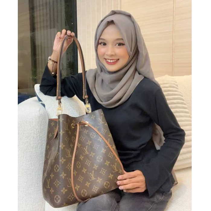 03 / Tas Selempang & Bahu Wanita Neo Noe PM Monogram Canvas