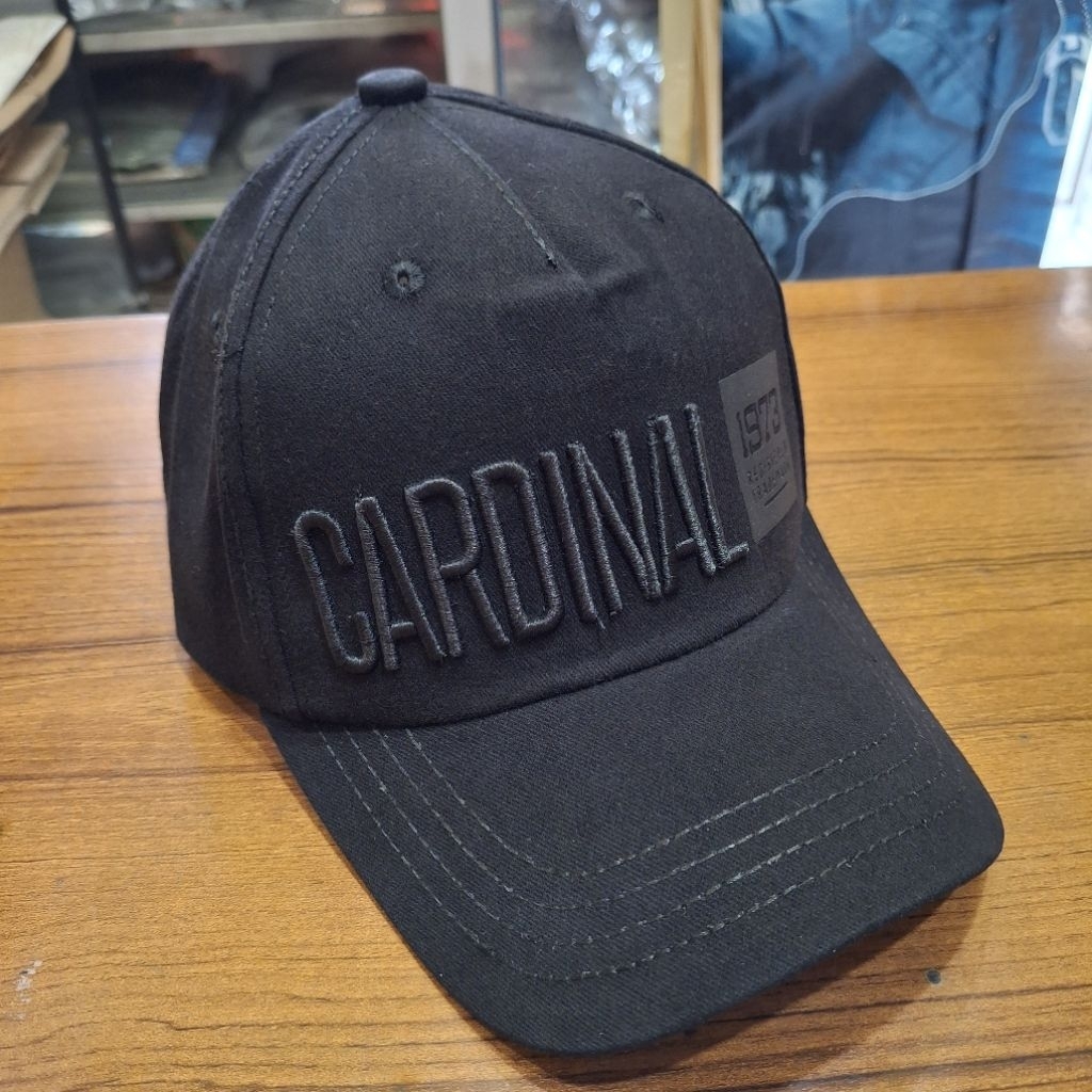 Topi Cardinal Casual