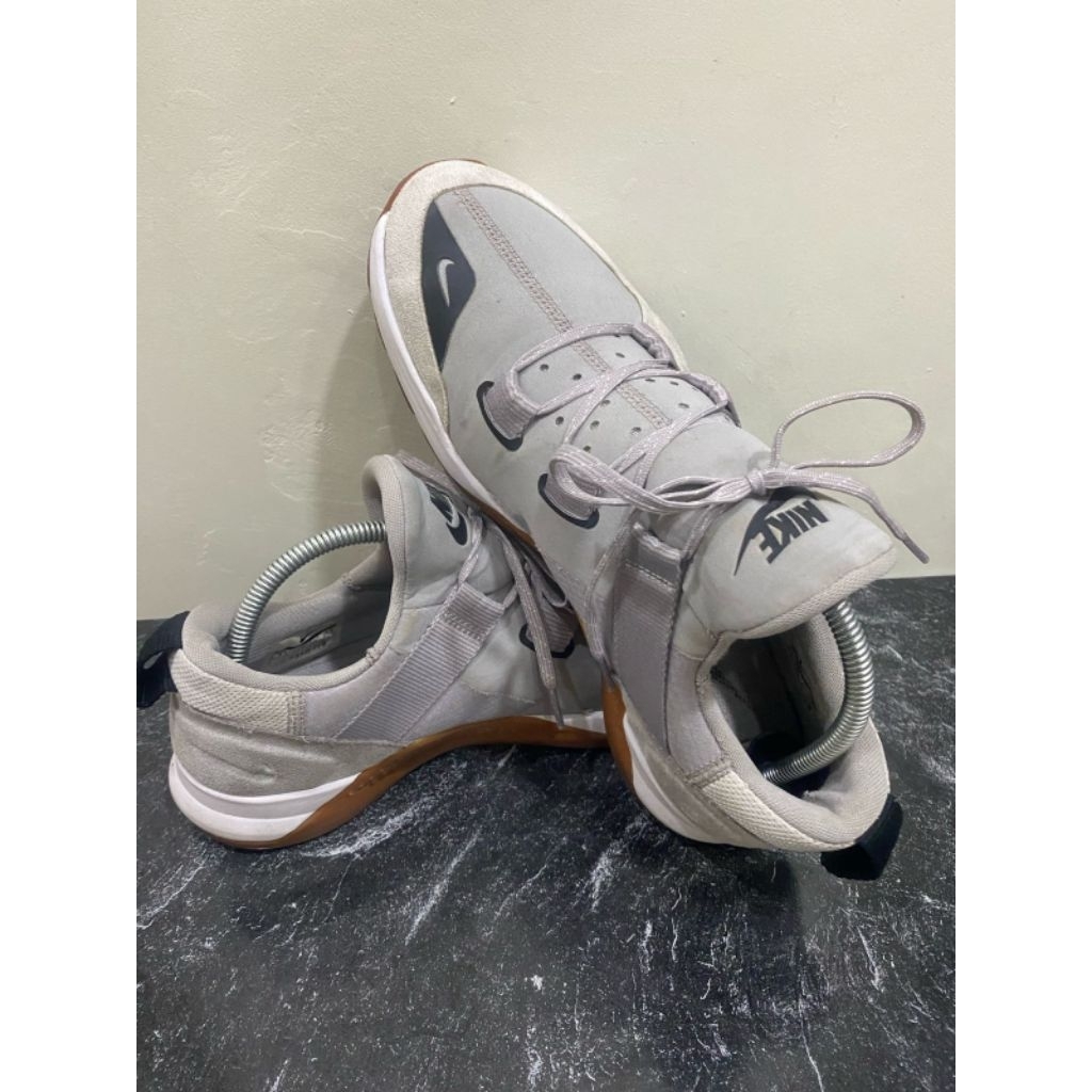 Sepatu Nike Tech Trainer Second Original berwarna abu-abu dengan sol karet