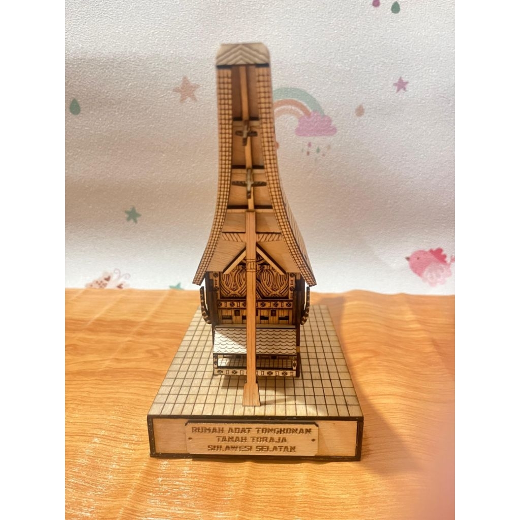 miniatur rumah adat tongkonan Toraja