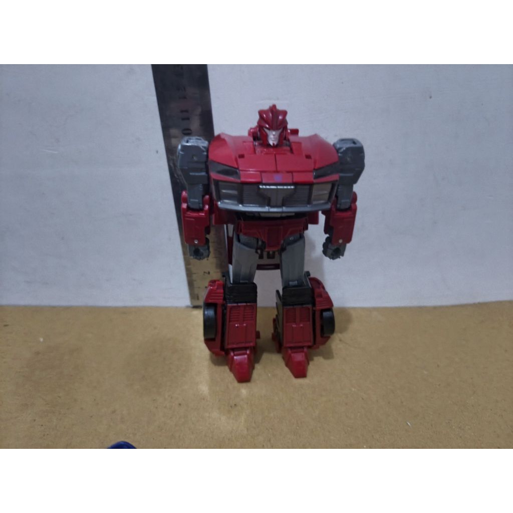 Transformers Legacy Prime Universe Knock-Out Generations Deluxe Class Figure