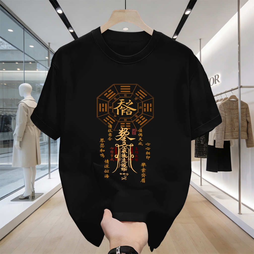 Kaos Pria Hitam Lengan Pendek Motif Simbol Feng Shui Emas Desain Unik