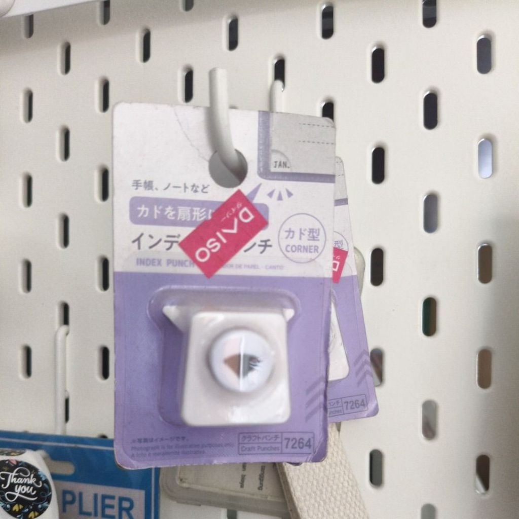 Punch Daiso Corner pembolong kertas