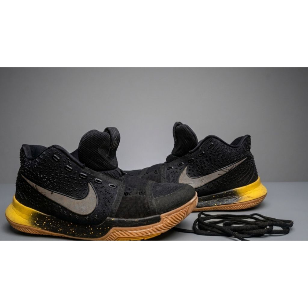 [FORSALE] - NIKE KYRIE 3 BLACK AND YELLOW