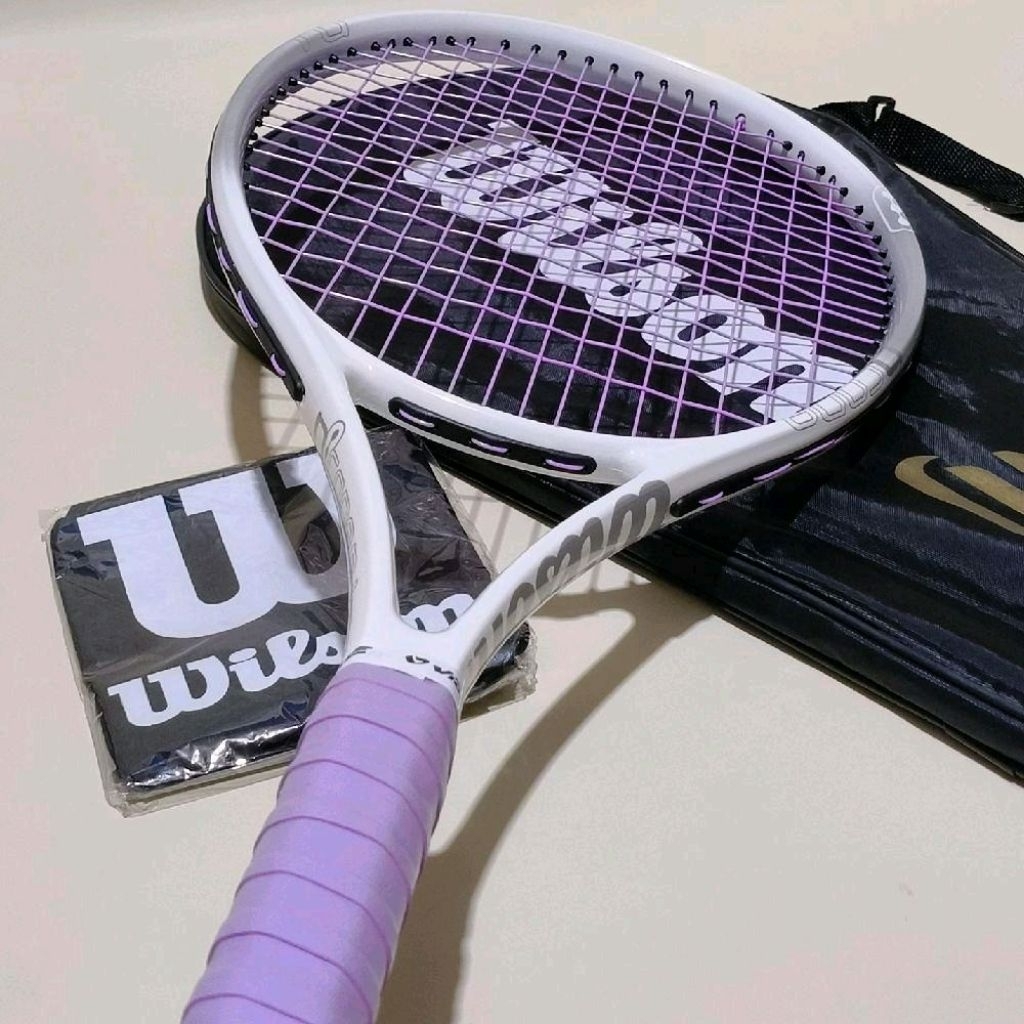 Raket Tenis Wilson Pemula Senar Warna Ungu Lilac Lengkap dengan Tas Cover Kepala Raket Ada Tas Pree 