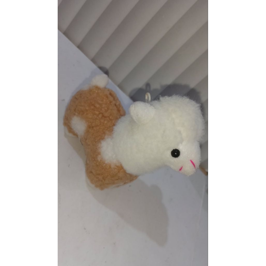 gantungan kunci boneka alpaca (alpaca plush keychain).