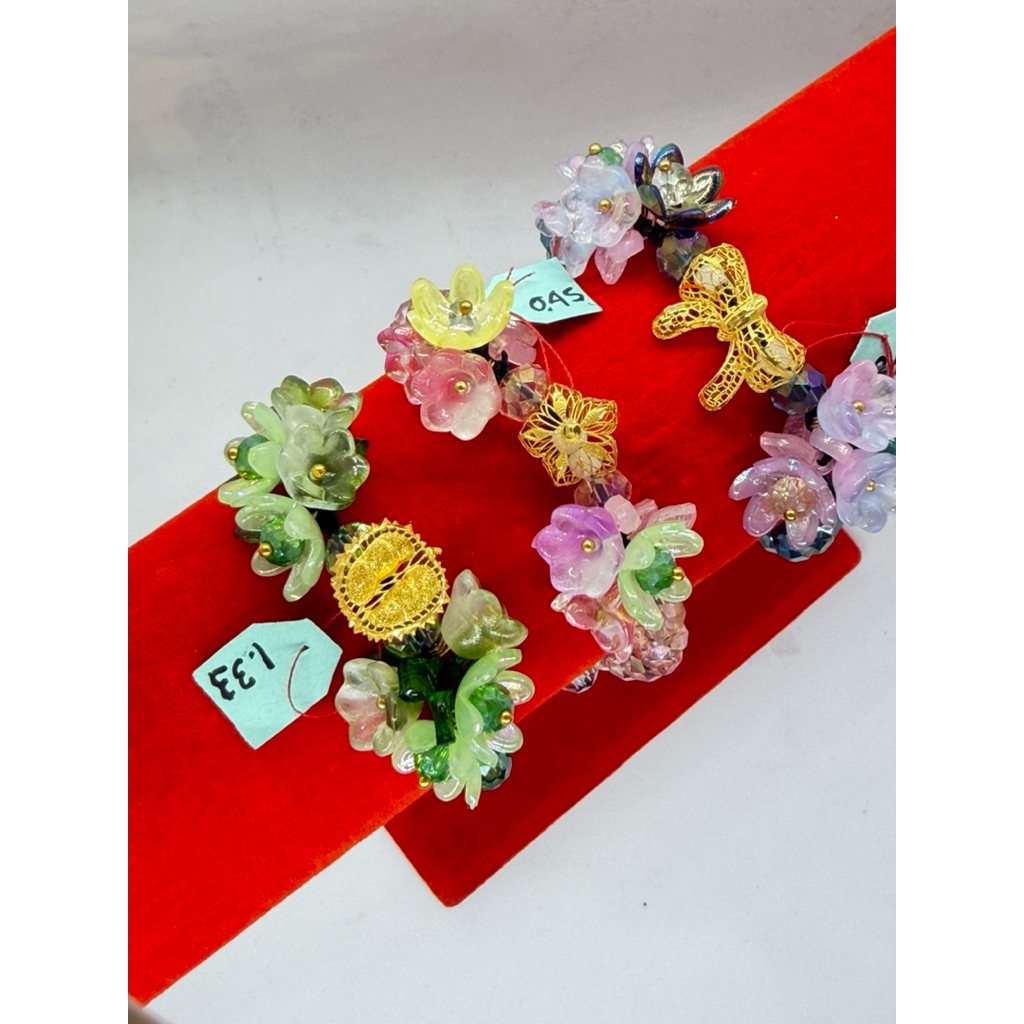 Gelang kristal dengan mainan emas