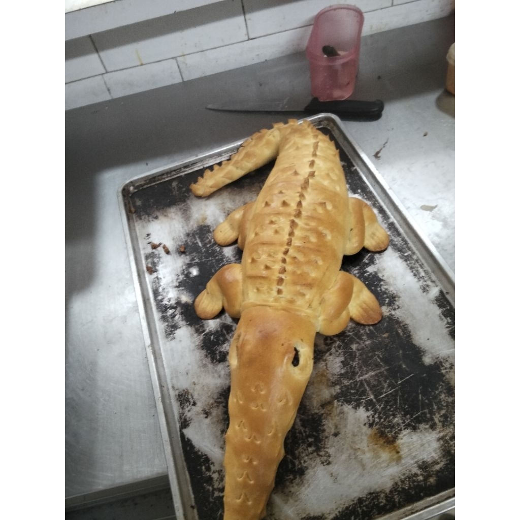 Roti buaya dan cake karakter bandung
