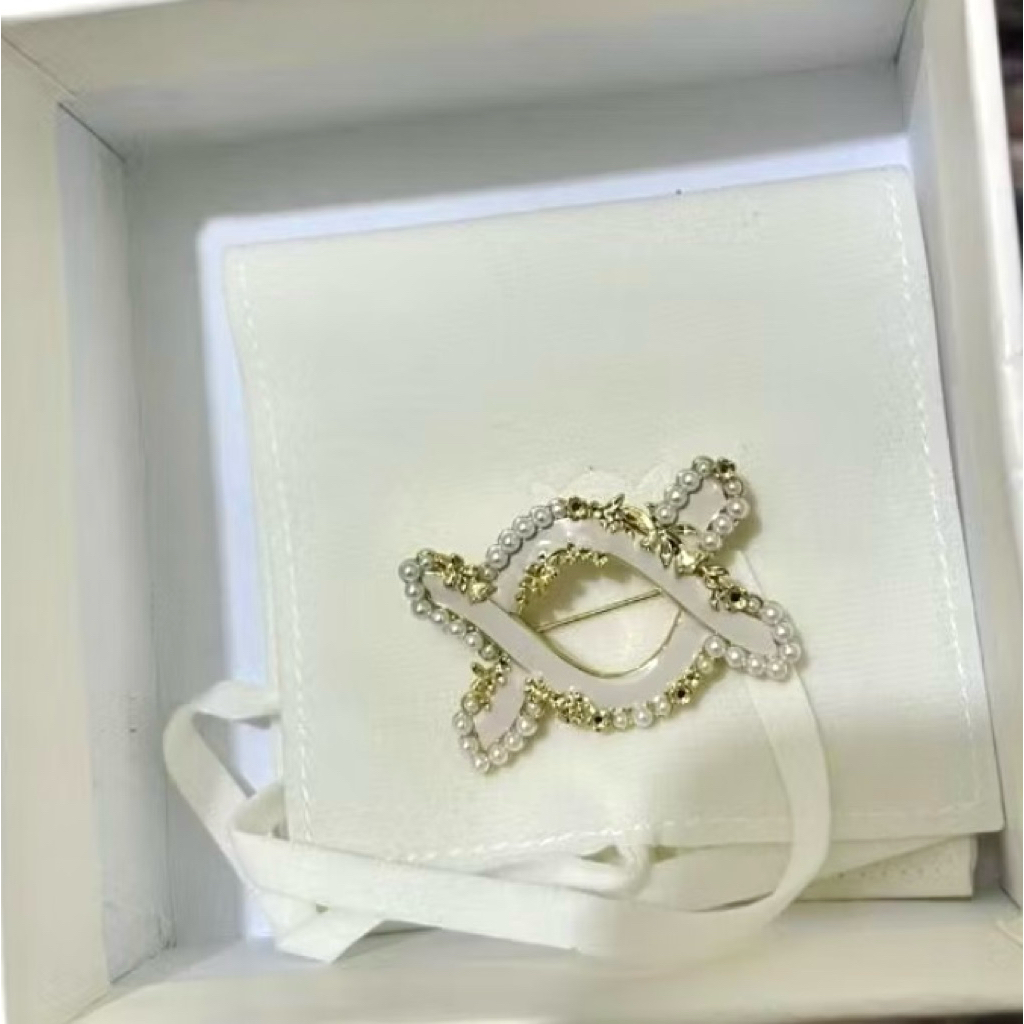 BROOCH WEARING KLAMBY
