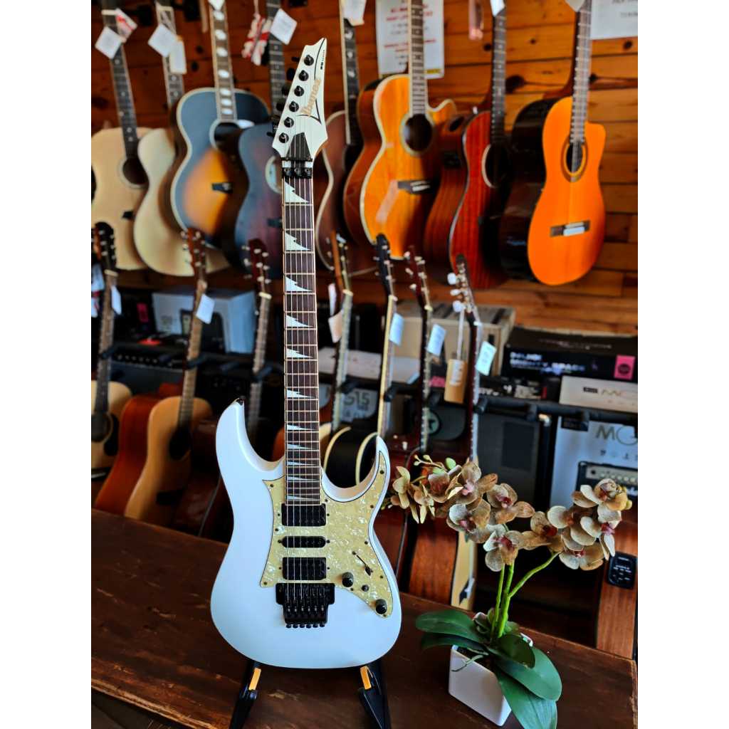 IBANEZ RG350 DX WHITE ELECTRIC GUITAR USED/IBANEZ RG350 DX WHITE ELECTRIC GUITAR USED