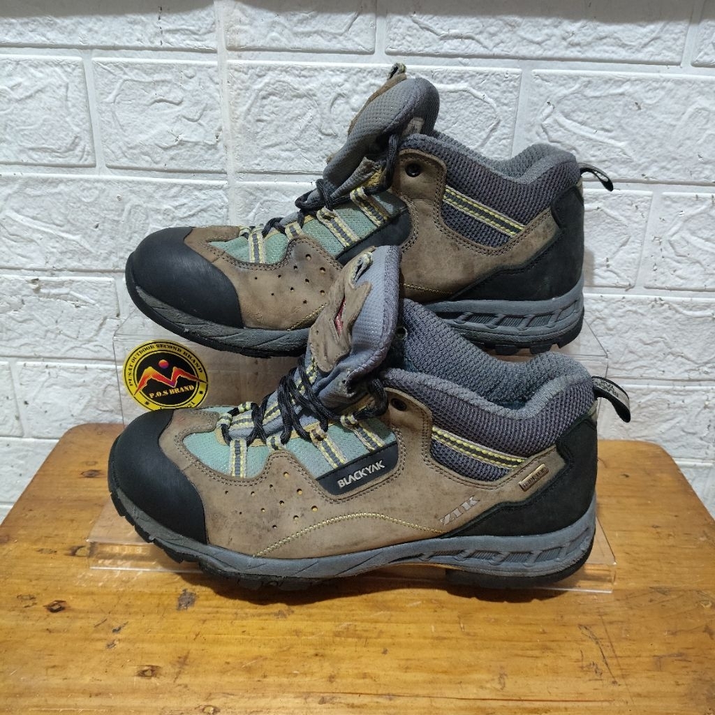 sepatu outdoor Blackyak second