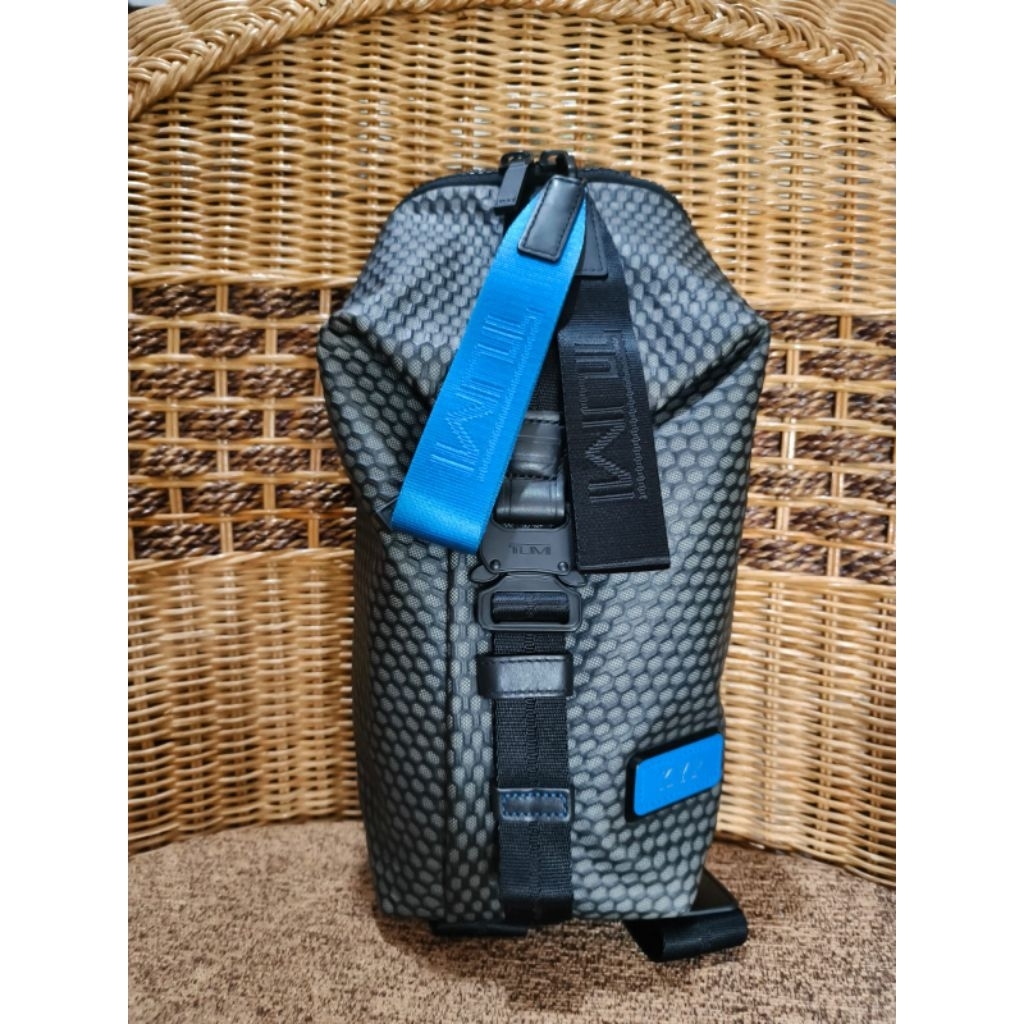 tumi tahoe bozeman sling mesh black